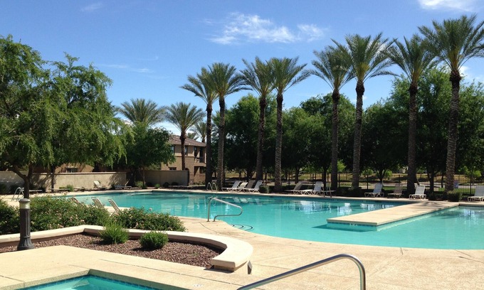 Cooley Station North Casa | SE Phoenix Luxury! Casa de 5 camas con TEATRO DE PELÍCULA de 120 '+ 3 PISCINAS + TINA CALIENTE