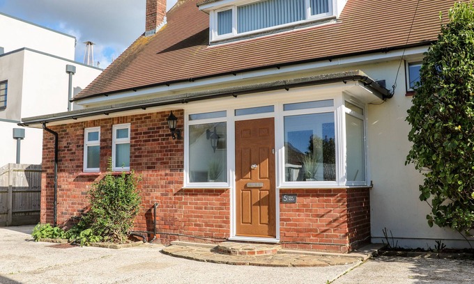 Middleton-on-Sea Casa | 5 SEA WAY, pet friendly, character holiday cottage in Elmer