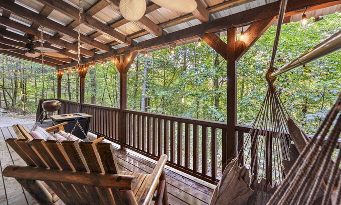 Townsend Cabina | 5% Snr/Mltry Discount! King Beds, Theater, Hot Tub, XBox, Fireplace