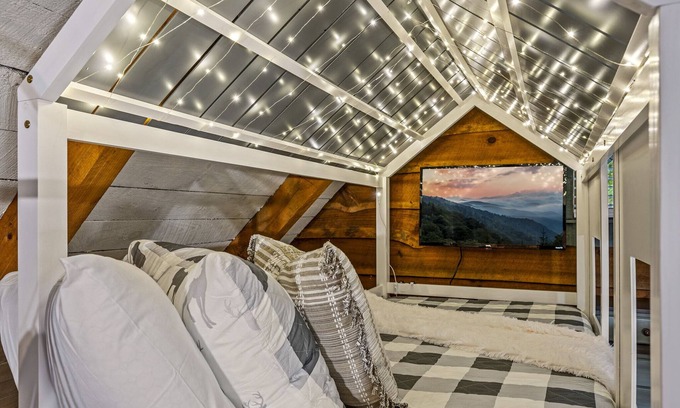 Townsend Cabina | 5% Snr/Mltry Dscnt, Kids Loft, Theater, HotTub, XBox, King Bed