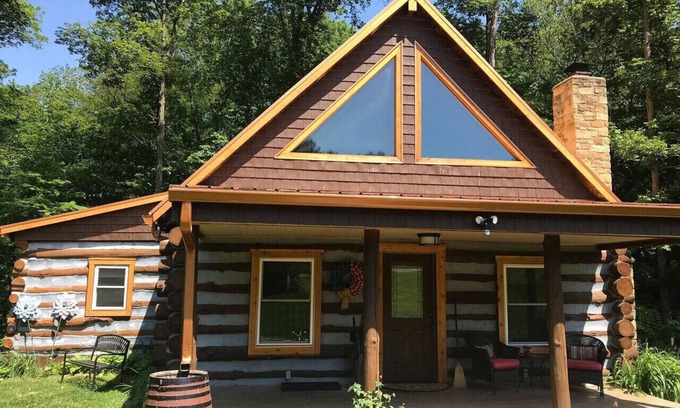 Morgantown Cabina | Rustic charm: Escape Naturally at 5 Star Cabin in Brown County