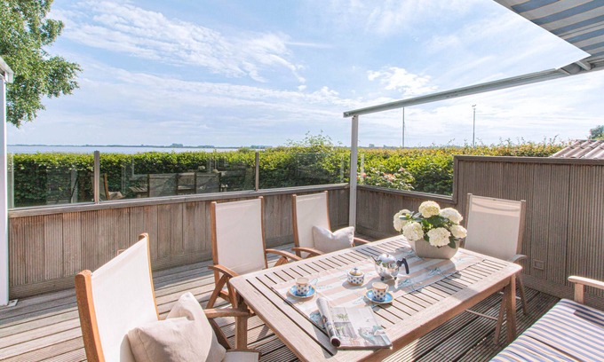 Sudbrookmerland Casa | 5 estrellas casa de vacaciones con vistas al mar sin obstáculos, frente al mar directa y un barco privado.