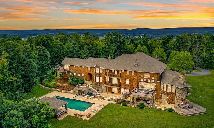 Brockton Casa | *5 Star LUX Retreat Sleeps 25+ Pool Theater Arcade