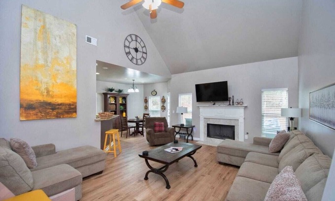 Church Street Casa | 5-Star Luxury Home Sleeps 22+ Airport proximity
