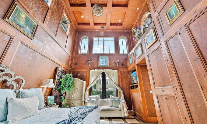 Southside Casa | 5 Star Luxury Private Pool Home min to Beaches & attractions Waterfront COM