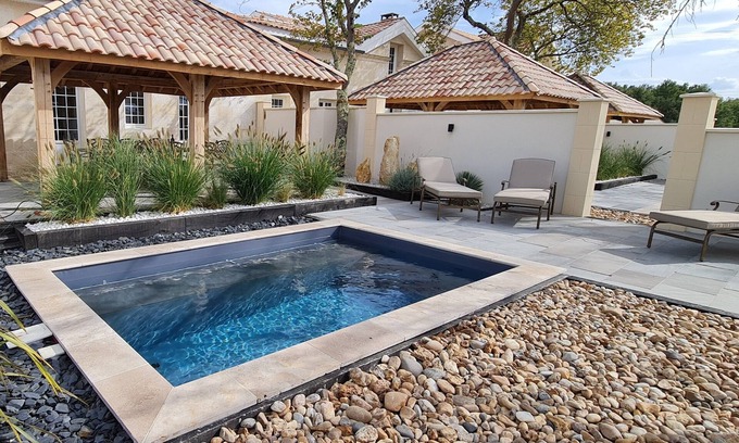 Villegouge Cabaña | 5 star Luxury stone cottage with own private heated pool
