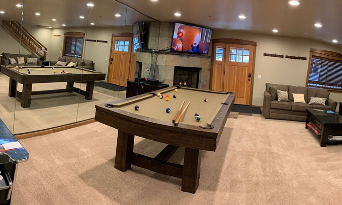 Mammoth Lakes Casa | ¡Lujo de 5 estrellas + impresionante + 3 dormitorios más grandes + 4 minutos a pie de CANYON Lodge!