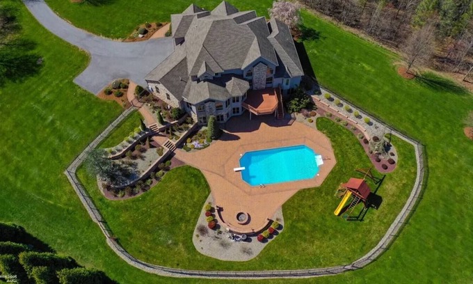 Brockton Casa | *NEW 5 Star Mtn. Retreat - Pool, Hot Tub, Arcade