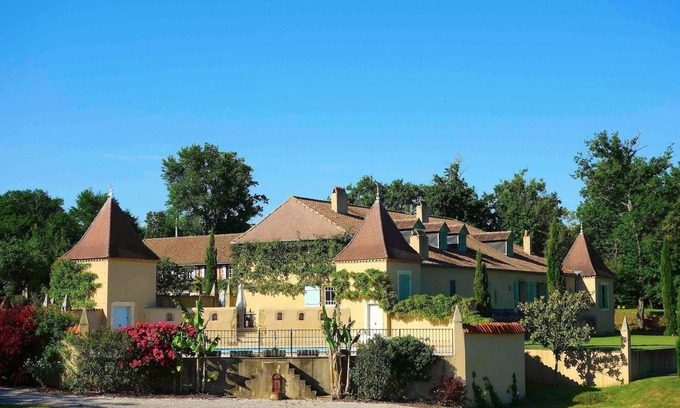 Monfaucon Casa | Gran casa de carácter con piscina privada, estilo y saber vivir