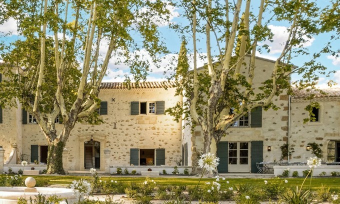 Mouries Casa | 5 to 11BR/ 10BA House w Pool, AC, 30 acres, St Rémy area - fully serviced option
