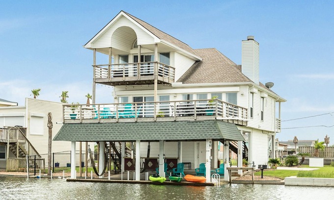 Jamaica Beach Casa | 5★ Waterfront home w/ bikes & kayaks, fire pit! Amazing underwater fishing light