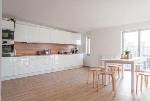 Cottbus Apartamento | 5 Zimmer nahe Hauptbahnhof,10 Betten,vollausgestattet,neu saniert,Parkplatz,Dachterasse