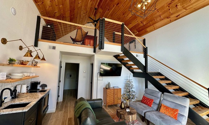 Gatlinburg - Pigeon Forge Cabaña | Mountain Views & Discounts!