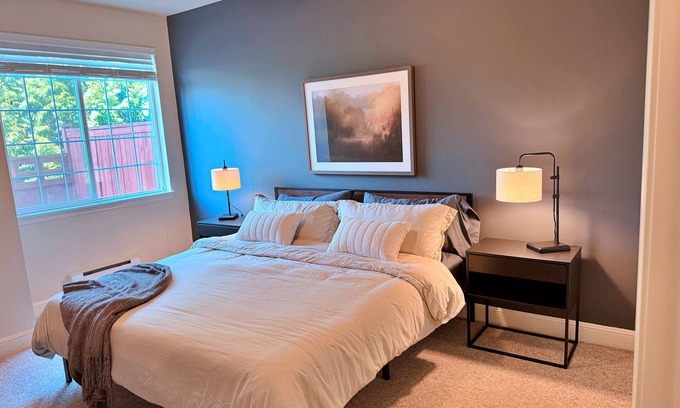Renton Condominio | 50% Off This Weekend ONLY! Luxury Renton Condo in Great Location