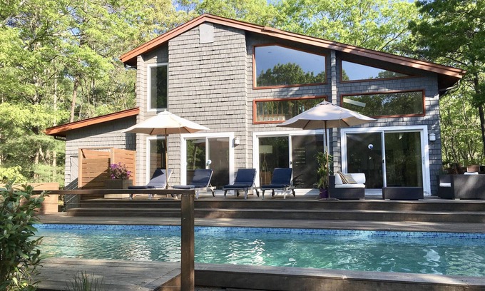 East Hampton Casa | Fringe Village: elegante casa vidriosa y moderna con canchas de tenis