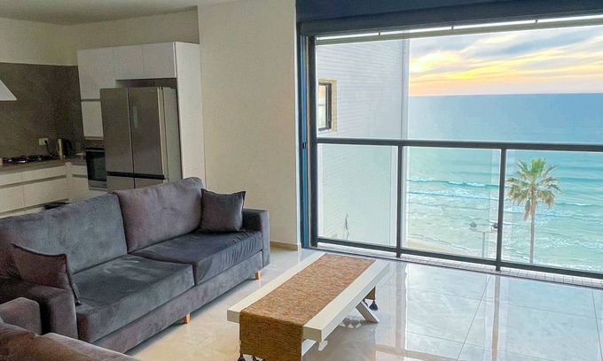 Bat Yam Apartamento | 50 steps from the beach !! family Apartment with 3 bedrooms