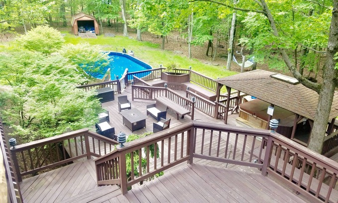East Stroudsburg Casa | 5000 pies cuadrados Piscina con vista a la montaña Bañera de hidromasaje Sauna Juegos para hogueras Múltiples cubiertas GRANDES