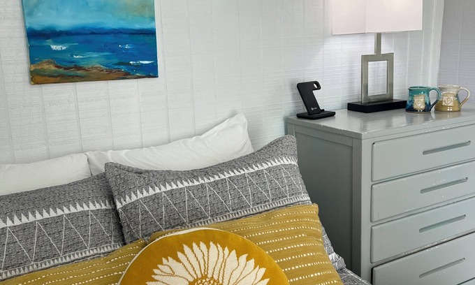 Avon Apartamento | 500ft from Avon beach in an art gallery! Fish, kite board, surf & throw pottery