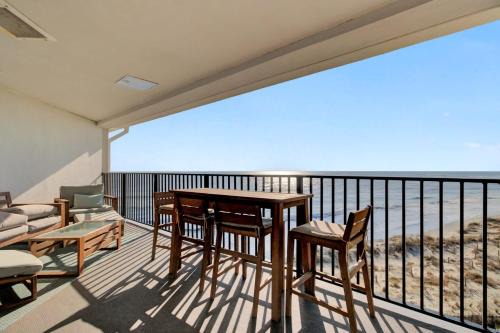 Isle of Palms Casa | 513 Seascape by AvantStay Oceanfront Home w Amazing Views Community Pool Access