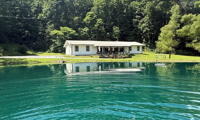 Kedron Cabina | NEW WATERFRONT RETREAT~55 ACRES ~SWIM ~FISH ~KAYAK ~HIKE ~POND ~CREEK~KING BEDS~