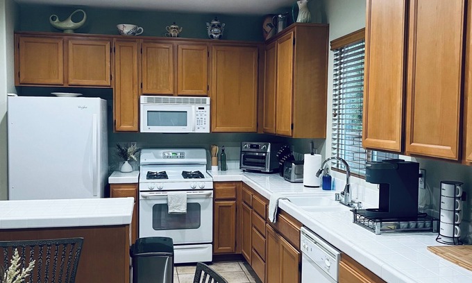 Menifee Casa | 55+ Gated Comm - Peaceful 2 bedroom house in Menifee - 90 Min. Night Required