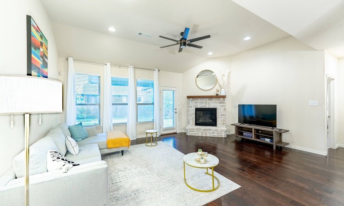 McKinney Casa | 55% off special Monthly price/New remodel/6 rooms/4 bathrooms/Business welcome