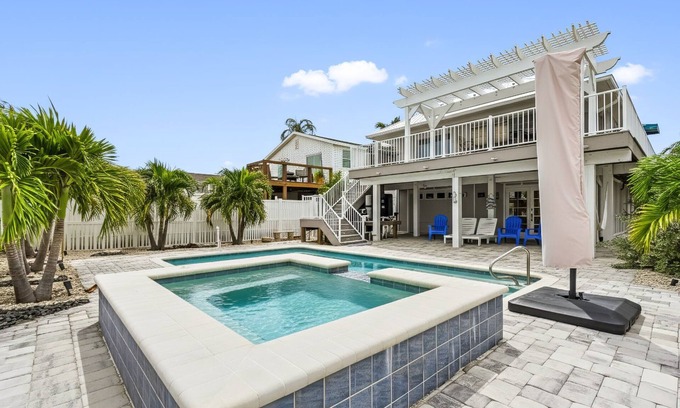 Mid Island Casa | 5550 Palmetto Paradise: 3BR w/ Gulf Views, Heated Pool