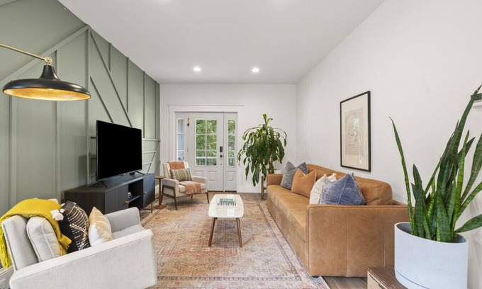 Roselawn Finance Casa | 5723 Ridge Road · The Greenhouse | Pleasant Ridge
