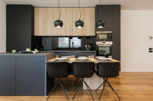 Glyfada Apartamento | 5BD 2 Level Beachfront Luxury Apt by the Olon