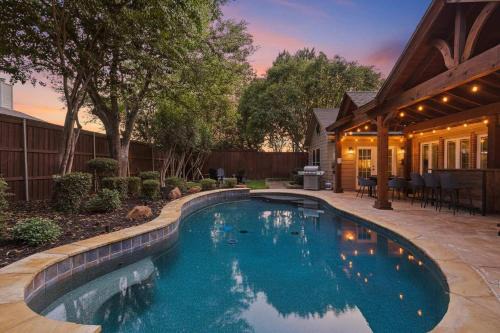 Corinth Casa | 5BD 2BA w Backyard Oasis Pool Jacuzzi Firepit