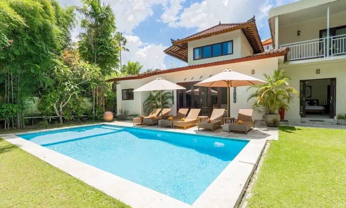 Sunset Road Villa | Aisha III, villa de 5 dormitorios, sala de estar con aire acondicionado, Seminyak Central