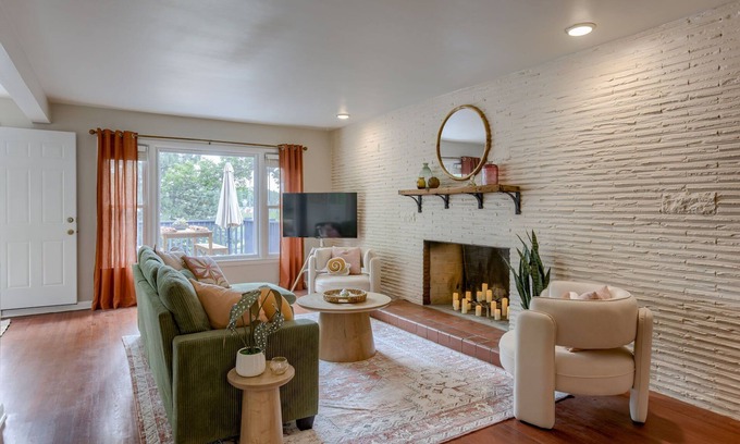 Westside Casa | 5BD Charming Home - Pool Table & Backyard