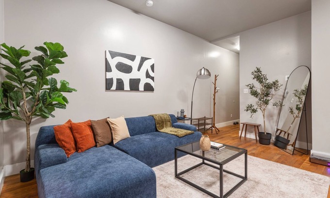 Williamsburg Apartamento | 5BD Duplex w/ Private Patio BBQ and Arcade Games