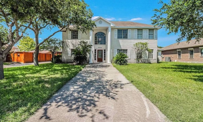South Side Casa | 5BDR SpaciousFamilyGetaway+Pets OK+BBQ+LargeYard
