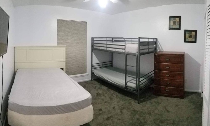 Houston Casa | 5Bdrm 2.5 Bath 12 Beds, Spacious home!