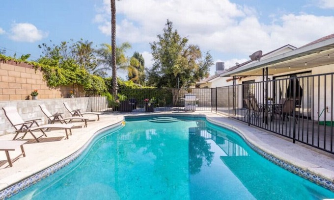 North Hollywood Casa | 5Bed/POOL - Near Hollywood/Burbank/Universal/Beach