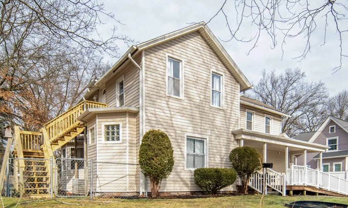 Cuyahoga Falls Casa | 5BedR, Sleeps 16, Big Yard, Game Room, Pet OK, CVNP