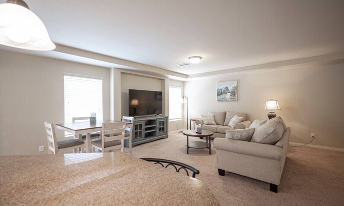 Enterprise Casa | 5bedrooms、3.5 bath、16 sleep，near the airport
