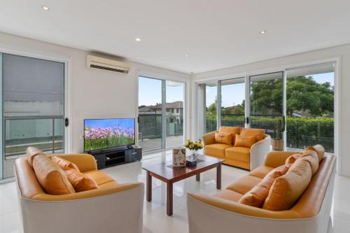 Eight Mile Plains Casa | 5Beds Luxu Home with Pool and AC Conveniently Located