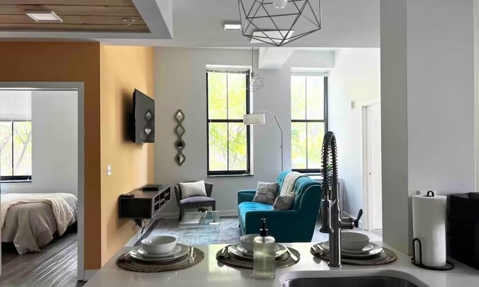 Downtown Apartamento | 5BR 2BA Sleeps 10 Downtown Near CC/Theaters