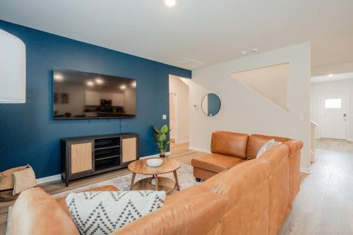 Wilmington Casa | 5BR 3B, Sleeps 13, Pet Friendly, Garage - Blue