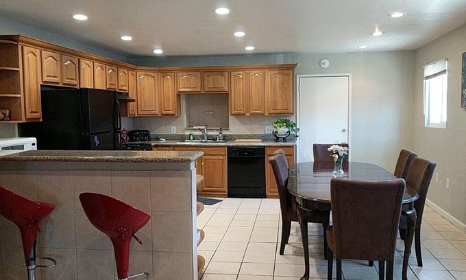 Oakland Casa | 5br / 3ba casa cerca del aeropuerto de Oakland y RaiderStadium