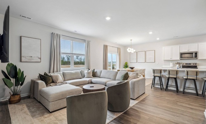 Wilmington Casa | 5BR/3BT+ Lake + Games Room+ Office+ Near Beaches