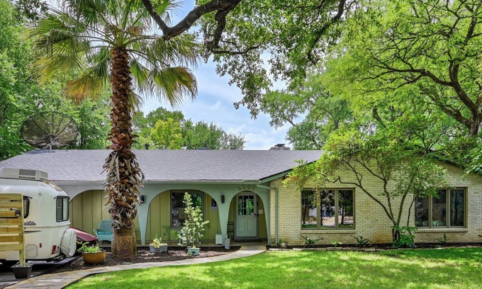 University Hills Casa | 5BR Double Unit On Creek - LARGE YARD - Sleeps 12