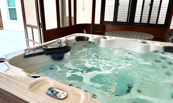 Central Oklahoma City Casa | 5BR Ensuite Baths | Hot Tub | Near Lake Hefner #NColl