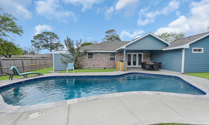 Northside Casa | 5BR Family Gem: Barbecue, Swim & Relax!