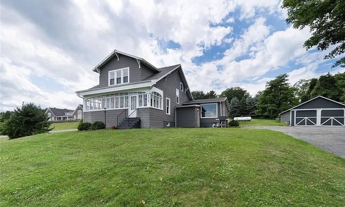 Dundee Otro | Seneca Breeze Homestead – Lakeview -5BR Farmhouse by the Wineries