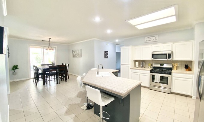 Visalia Casa | 5BR Home-CoolGel Memory Foam Mattress-Near Sequoia
