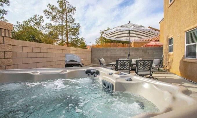 Rhodes Ranch Casa | 5BR Home w/ Hot Tub & Pool Table | Modern Luxury