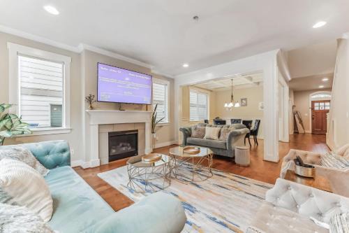 Beaverton Casa | 5BR Home with Backyard - Perfect for Family and Work Crews